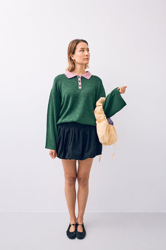 [Modelka ma 177 cm wzrostu i nosi rozmiar XL] sweter damski bawełniany emerald hearts kontrastowy kołnierz bawełna organiczna outfit stylizacja torebka scrunchie 
