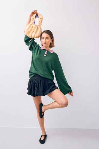 [Modelka ma 177 cm wzrostu i nosi rozmiar XL] sweter damski bawełniany emerald hearts kontrastowy kołnierz bawełna organiczna outfit torebka