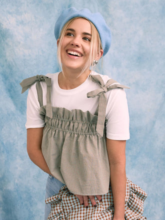 damski wełniany beret niebieski blue stars wool modelka stylizacja top foggy brown torebka z falbanką