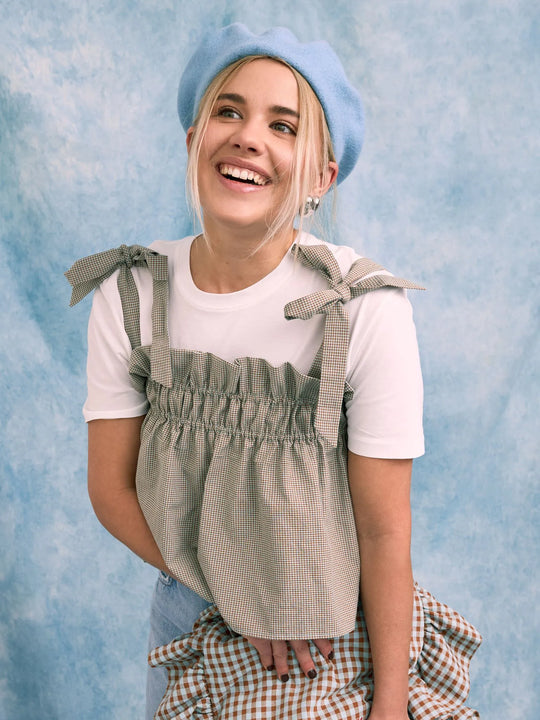 damski wełniany beret niebieski blue stars wool modelka stylizacja top foggy brown torebka z falbanką