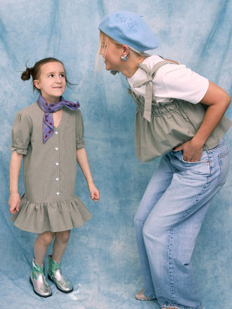 damski wełniany beret niebieski blue stars wool modelka dziewczynka sukienka bandana top foggy bown