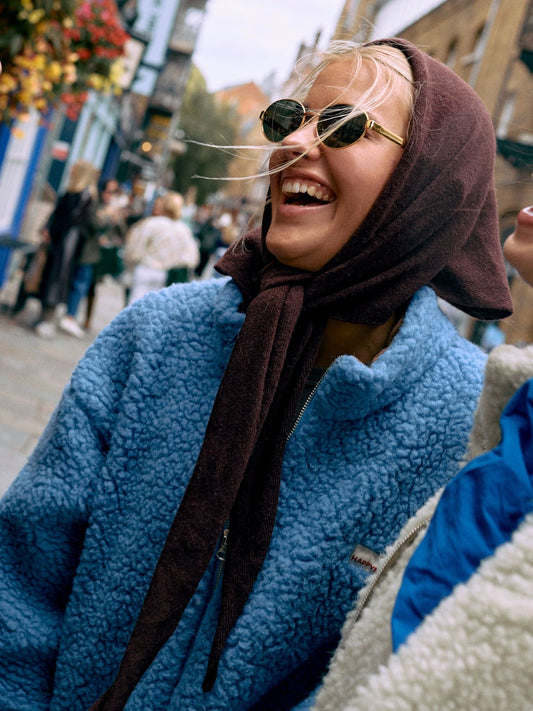 dzianinowa chusta z wełną merino i kaszmirem brązowa chocolate brown wool blend scarf modelka stylizacja bomberka wełniana ice blue