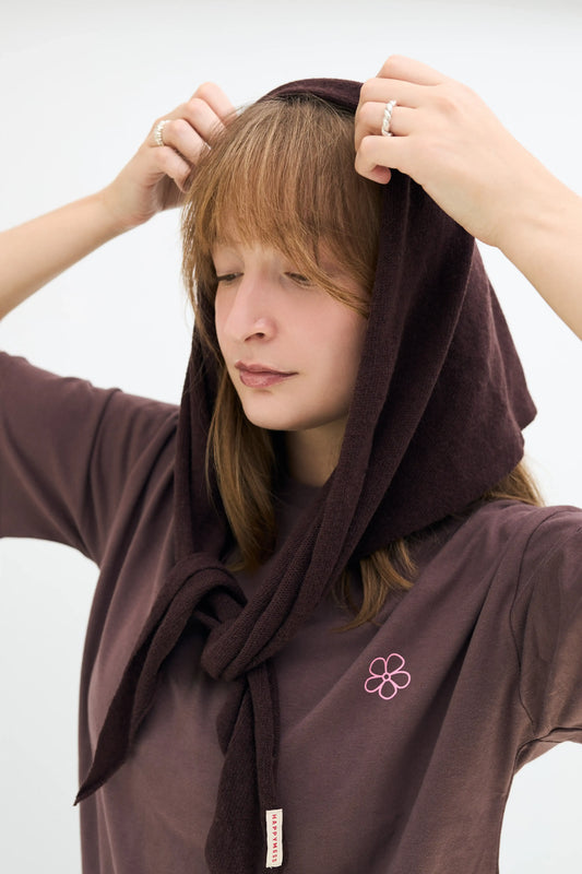 dzianinowa chusta z wełną merino i kaszmirem brązowa chocolate brown wool blend scarf outfit modelka t-shirt