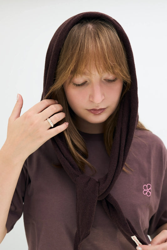 dzianinowa chusta z wełną merino i kaszmirem brązowa chocolate brown wool blend scarf modelka t-shirt 