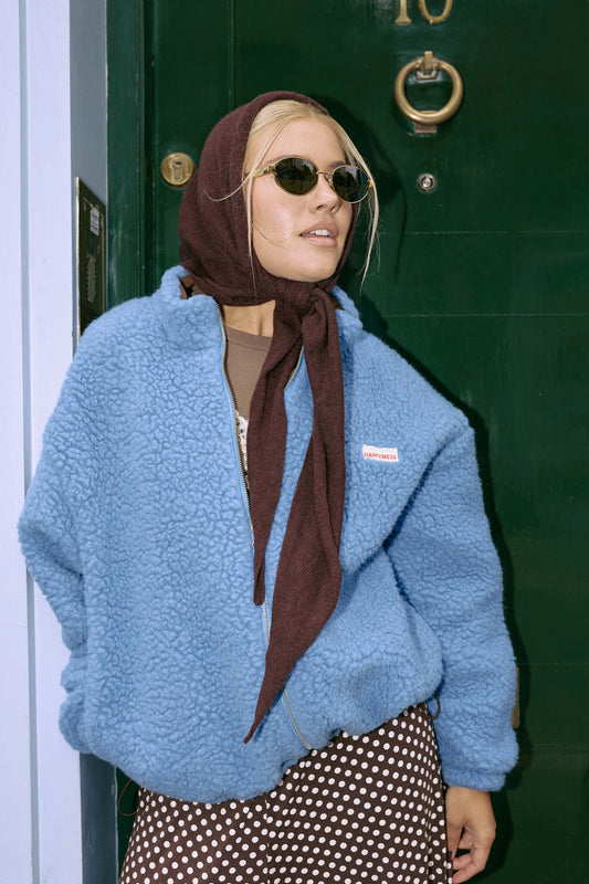 dzianinowa chusta z wełną merino i kaszmirem brązowa chocolate brown wool blend scarf modelka stylizacja outfit kurtka bomberka niebieska 