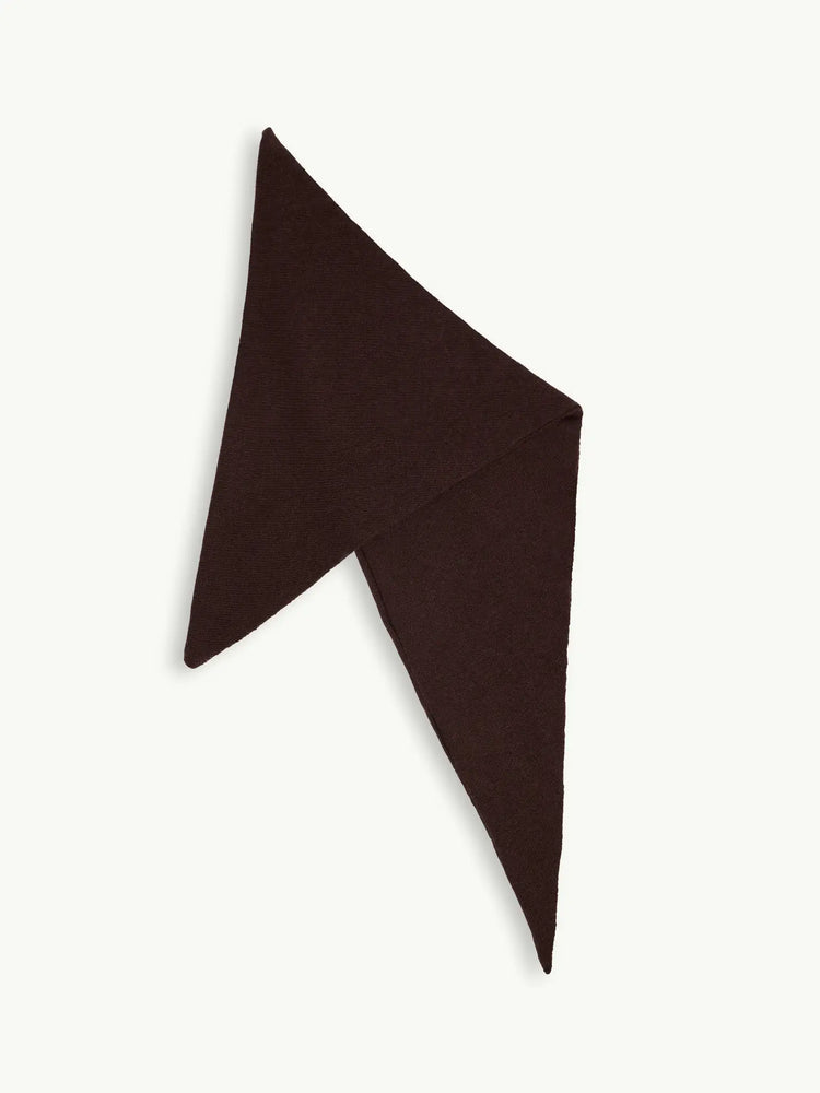 dzianinowa chusta z wełną merino i kaszmirem brązowa chocolate brown wool blend scarf modelka stylizacja bomberka wełniana ice blue