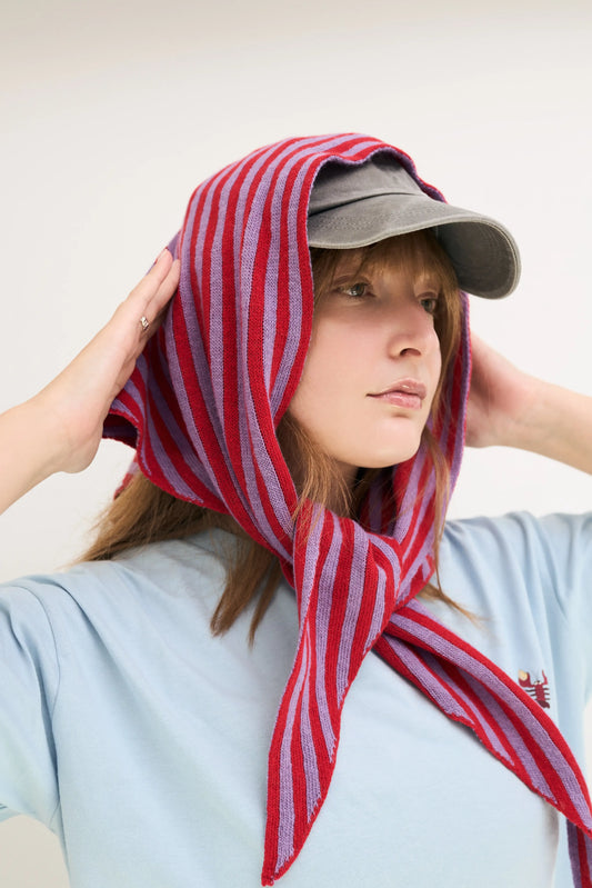 dzianinowa chusta w paski cherry bloom filetowo różowe paski z wełną i kaszmirem wool blend scarf modelka outfit t-shirt