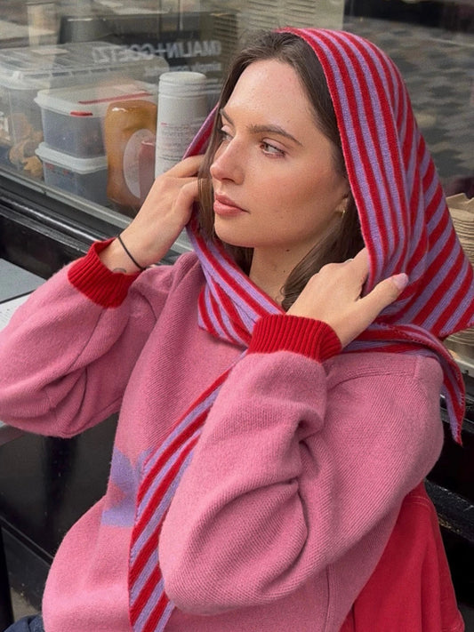 dzianinowa chusta w paski cherry bloom filetowo różowe paski z wełną i kaszmirem wool blend scarf modelka outfit sweter z gwiazdą