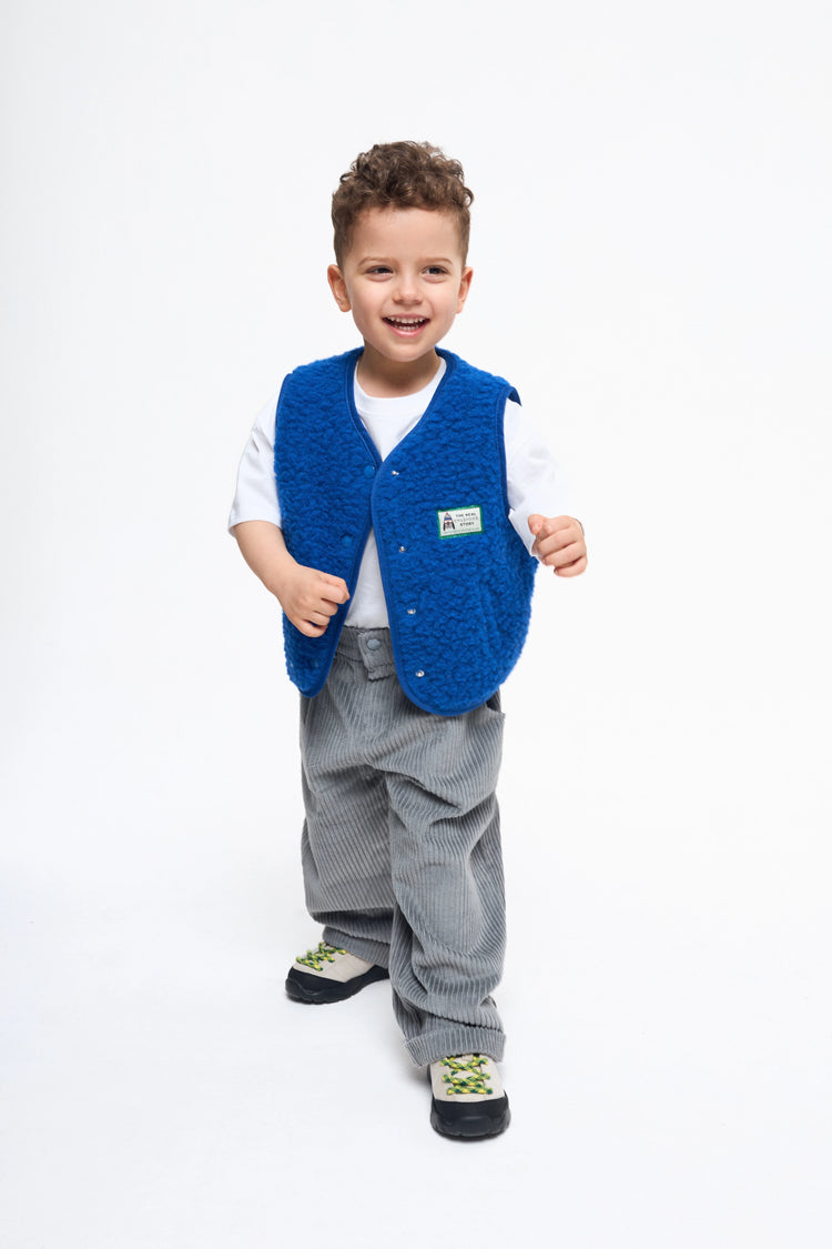 [pl][Model ma 4 lata i nosi rozmiar 3-4 lata] [en][The model is 4 years old and wears a size 3–4 years] [de][Das Model ist 4 Jahre alt und trägt die Größe 3–4 Jahre] dziecięca kamizelka wełniana merino kobaltowa cobalt childern merino vest gilet wollweste 