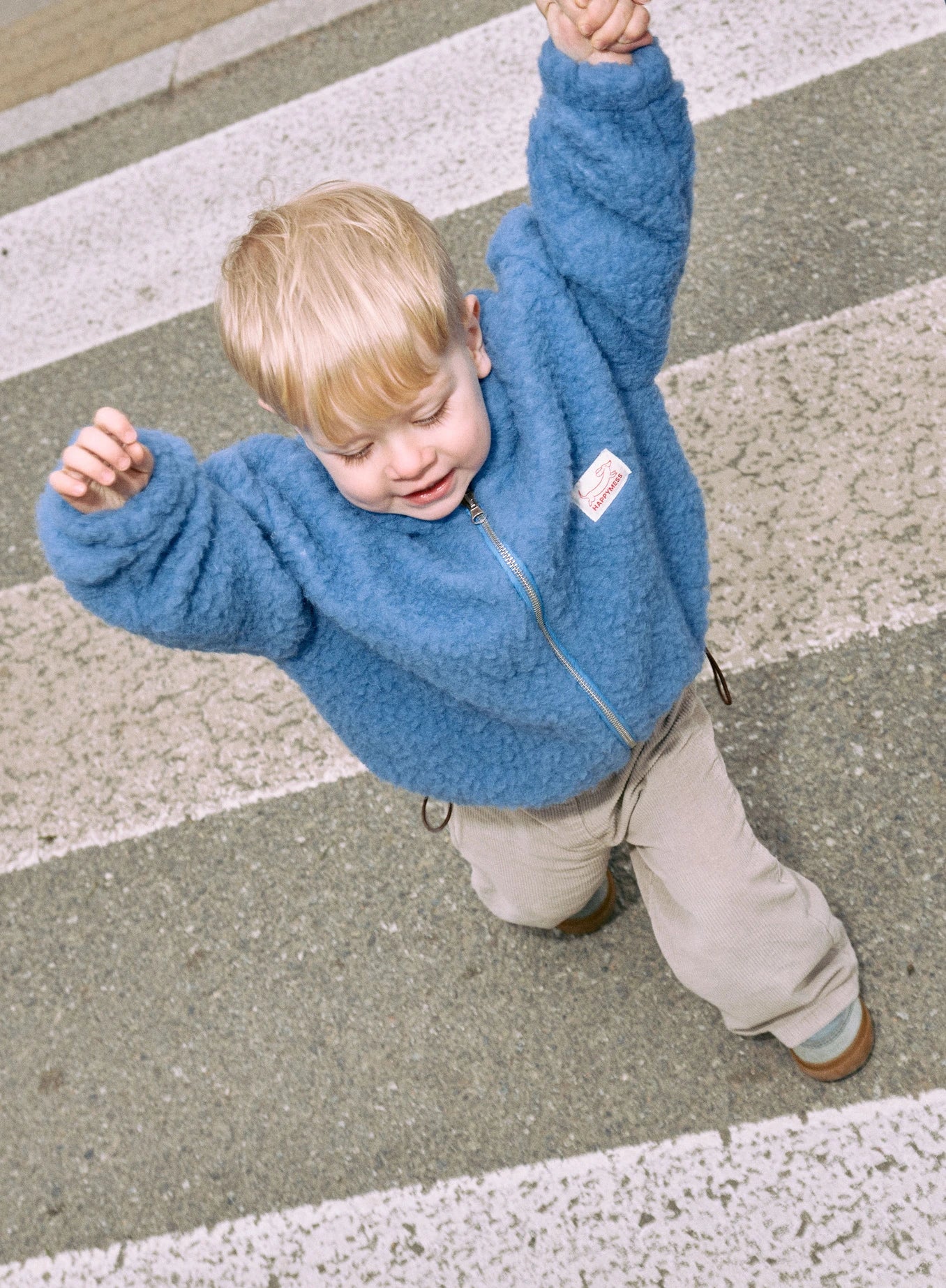 [pl][Model ma 2,5 roku i nosi rozmiar 3-4 lata] [en][The model is 2,5 years old and wears a size 3–4 years] [de][Das Model ist 2,5 Jahre alt und trägt die Größe 3–4 Jahre] wełniana kurtka bomberka merino dziecięca niebieska ice blue merino wool bomber jacket jacke