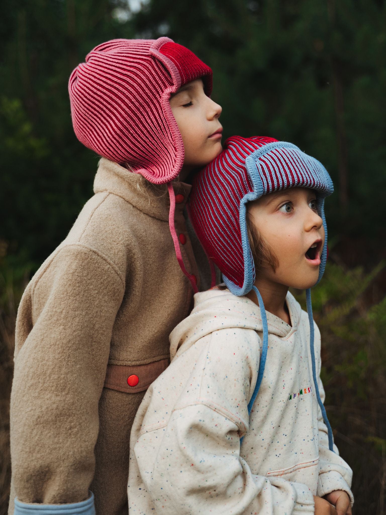 dziecięca czapka pilotka wełniana merino czerwono niebieska merino wool hat polar bear dzieci stylizacje bluza confetti kurtka 
