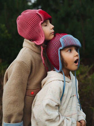 dziecięca czapka pilotka wełniana merino czerwono niebieska merino wool hat polar bear dzieci stylizacje bluza confetti kurtka 