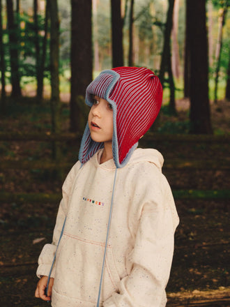 dziecięca czapka pilotka wełniana merino czerwono niebieska merino wool hat polar bear chłopiec stylizacja bluza confetti