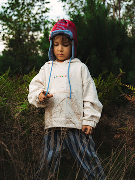 dziecięca czapka pilotka wełniana merino czerwono niebieska merino wool hat polar bear chłopiec stylizacja bluza spodnie w paski