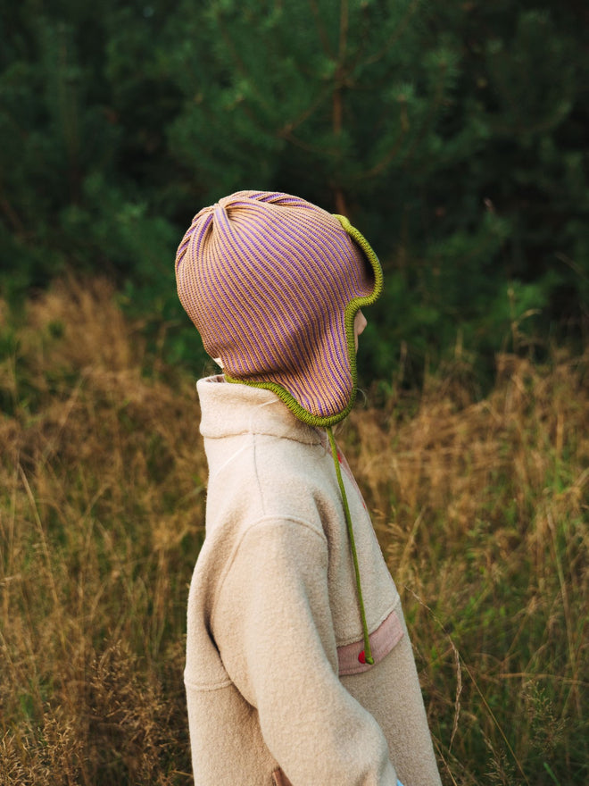 dziecięca czapka pilotka wełniana  merino wool hat purple pine fioletowo beżowo dziecko kurtka stylizacja