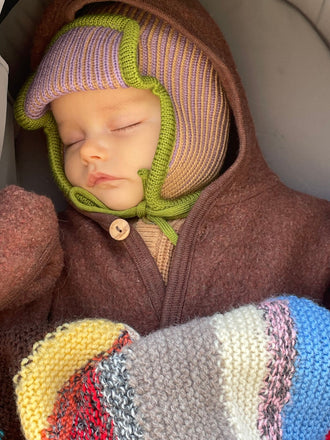 dziecięca czapka pilotka wełniana  merino wool hat purple pine fioletowo beżowo dziecko niemowlę kombinezon