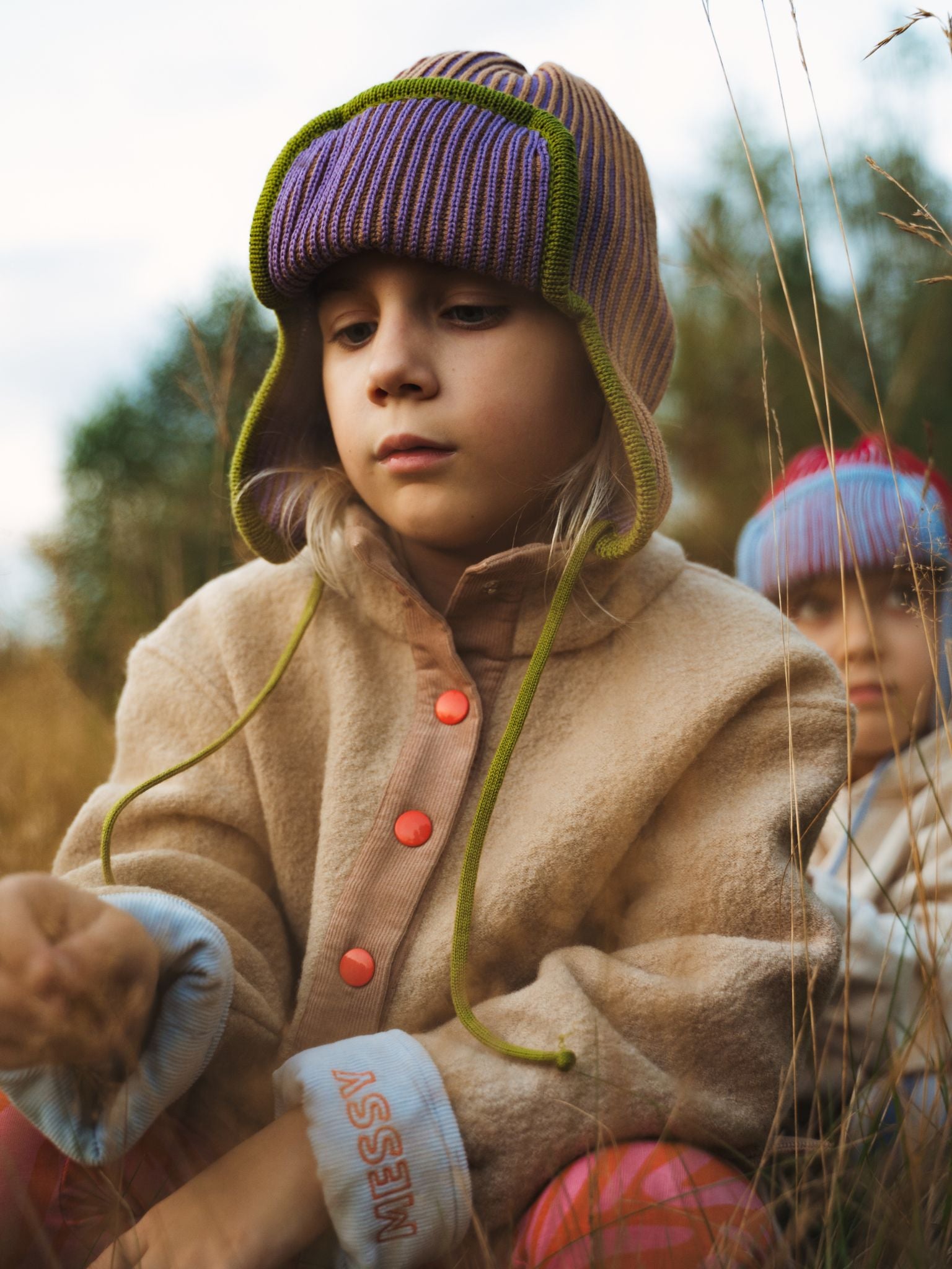 dziecięca czapka pilotka wełniana  merino wool hat purple pine fioletowo beżowo dziecko dzieci kurtka