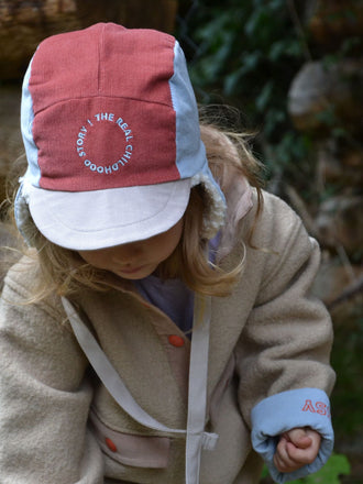 dziecięca bawełniana czapka uszatka róż niebieska arctic cherry cotton hat dziecko kurtka detal sztruksowa sztruks plusz