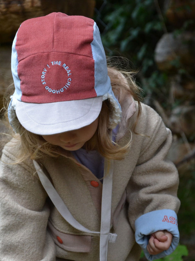 dziecięca bawełniana czapka uszatka róż niebieska arctic cherry cotton hat dziecko kurtka detal sztruksowa sztruks plusz