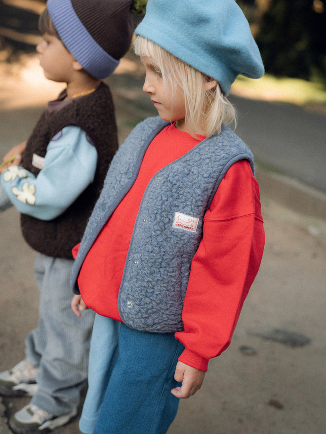 [pl][Modelka ma 110 cm wzrostu i nosi rozmiar 3-4 lata] [en][The model is 110 cm tall and wears size 3-4 years] [de][Das Model ist 110 cm groß und trägt Größe 3-4 Jahre] dziecięca wełniana kamizelka merino niebieska szara baltic  wool vest gilet slevless