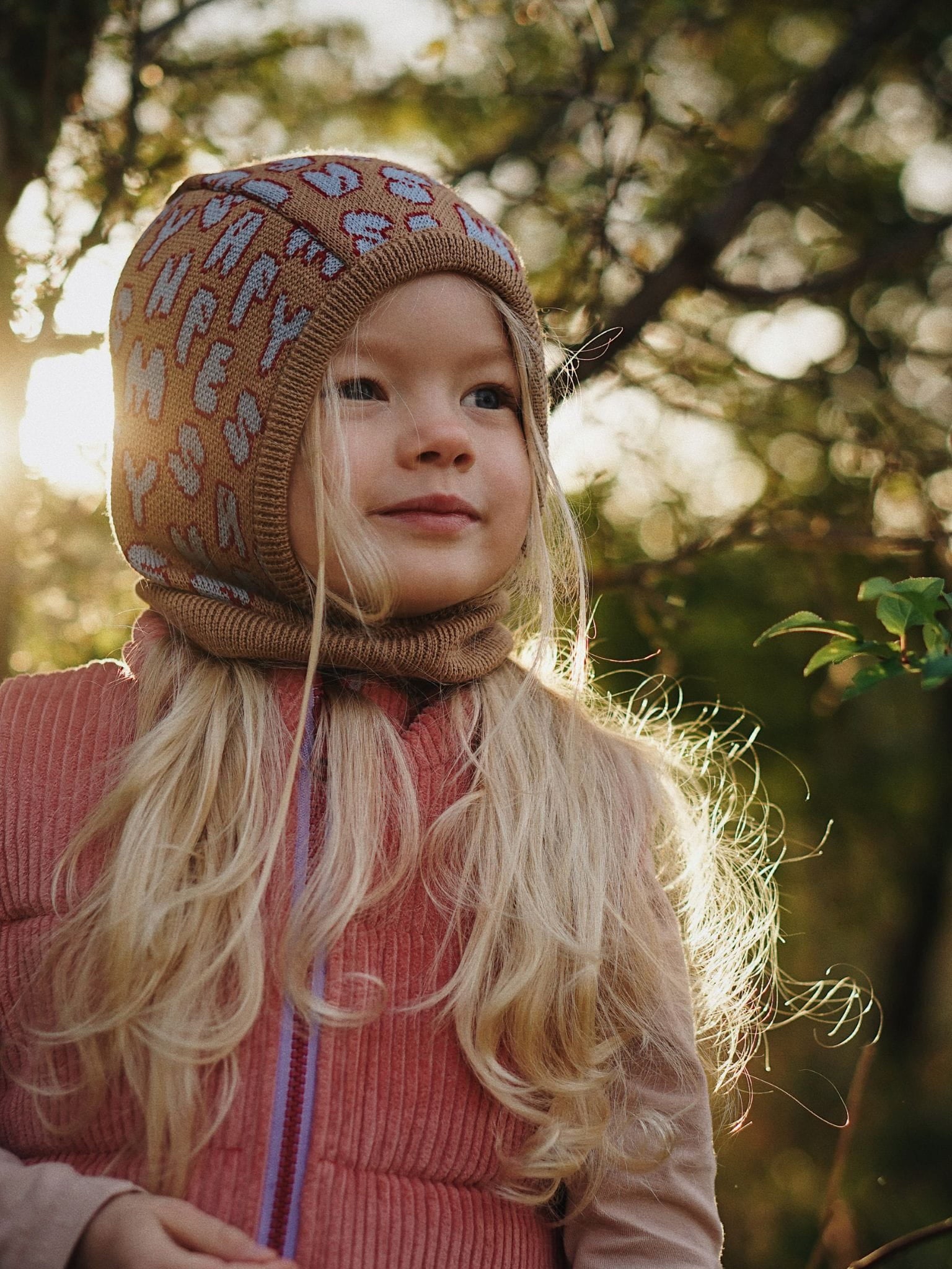 dziecięca kominiarka komin merino wełniany brązowy beżowy letters litery  wool balaclava dziecko dziewczynka kamizelka