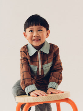 [Alan ma 104 cm wzrostu i nosi koszulę w rozmiarze 3-4 lata]  dziecięca koszula bawełniana krata brązowa cocoa brown chłopiec dziecko model 