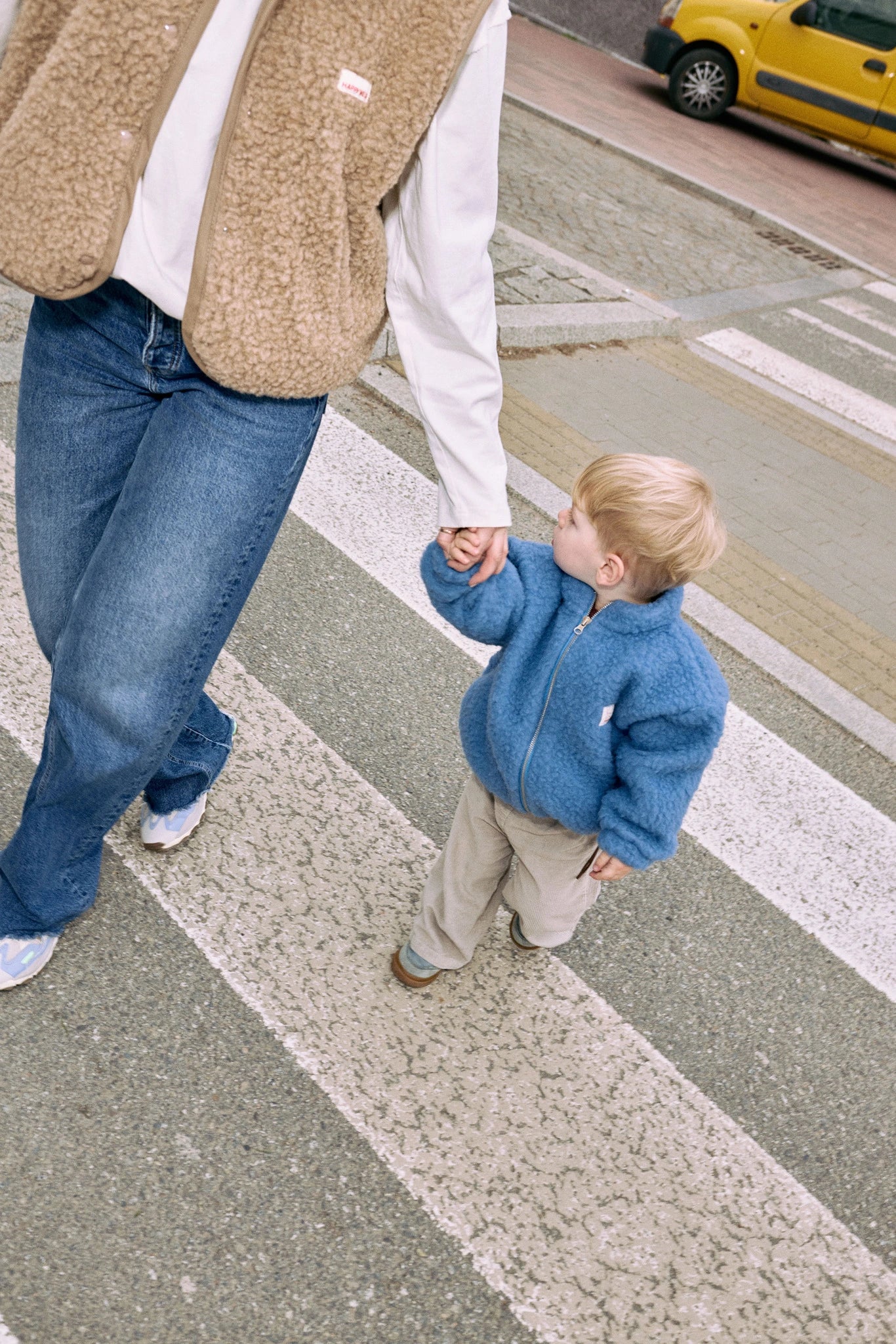 [pl][Model ma 2,5 roku i nosi rozmiar 3-4 lata] [en][The model is 2,5 years old and wears a size 3–4 years] [de][Das Model ist 2,5 Jahre alt und trägt die Größe 3–4 Jahre] wełniana kurtka bomberka merino dziecięca niebieska ice blue merino wool bomber jacket jacke
