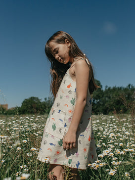 [Noa ma 122 cm wzrostu i nosi sukienkę w rozmiarze 7-8 lat] sukienka dziecięca safari lniana len bawełna organiczna dziewczynka dziecko wakacje lato