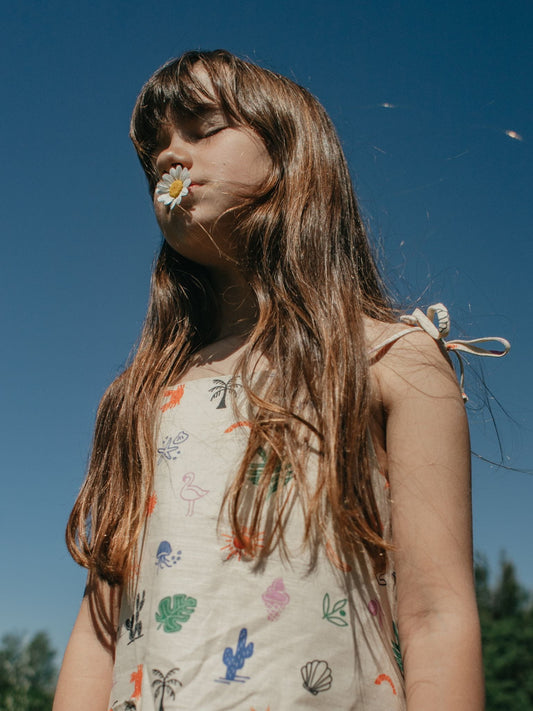 [Noa ma 122 cm wzrostu i nosi sukienkę w rozmiarze 7-8 lat] sukienka dziecięca safari lniana len bawełna organiczna dziewczynka dziecko lato