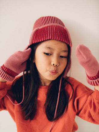 dziecięca czapka pilotka wełniana merino czerwona różowa wool hat cap cherry frost dziewczynka rękawiczki dziecko