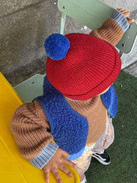 dziecięca wełniana czapka merino beanie czerwona cherry pop wool hat chłopiec stylizacja kamizelka niebieska