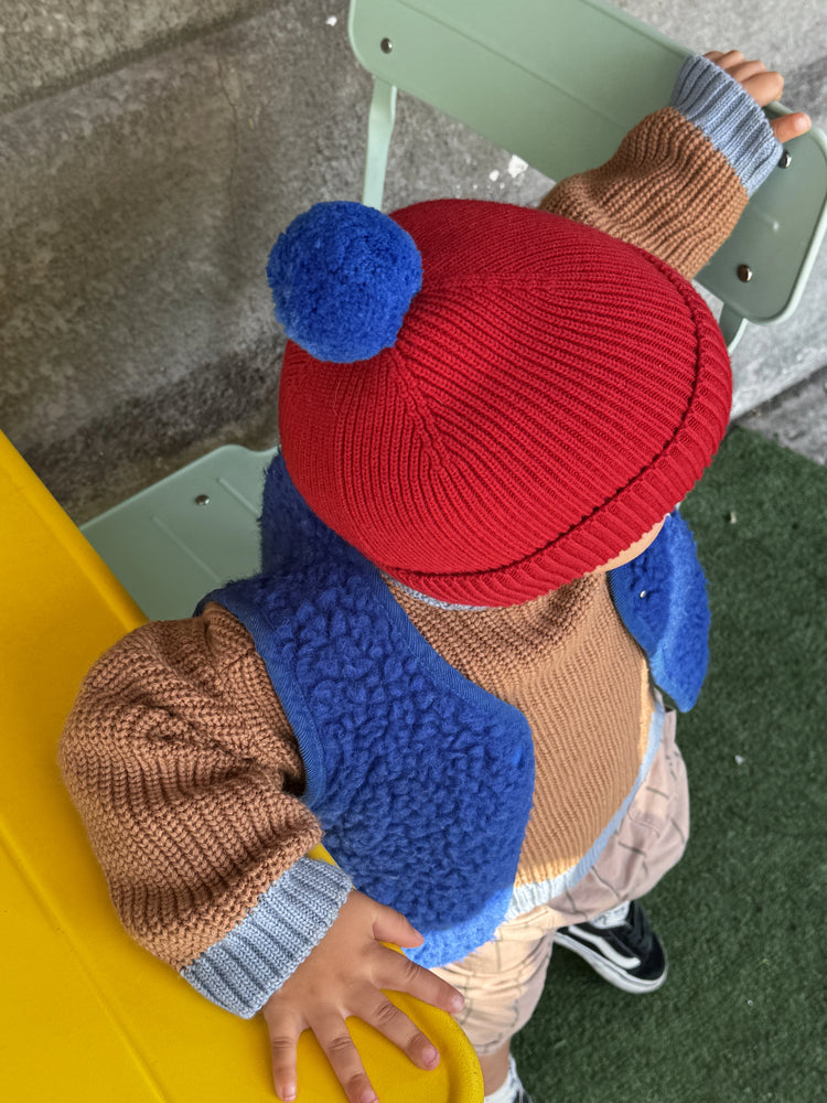 dziecięca wełniana czapka merino beanie czerwona cherry pop wool hat chłopiec stylizacja kamizelka niebieska