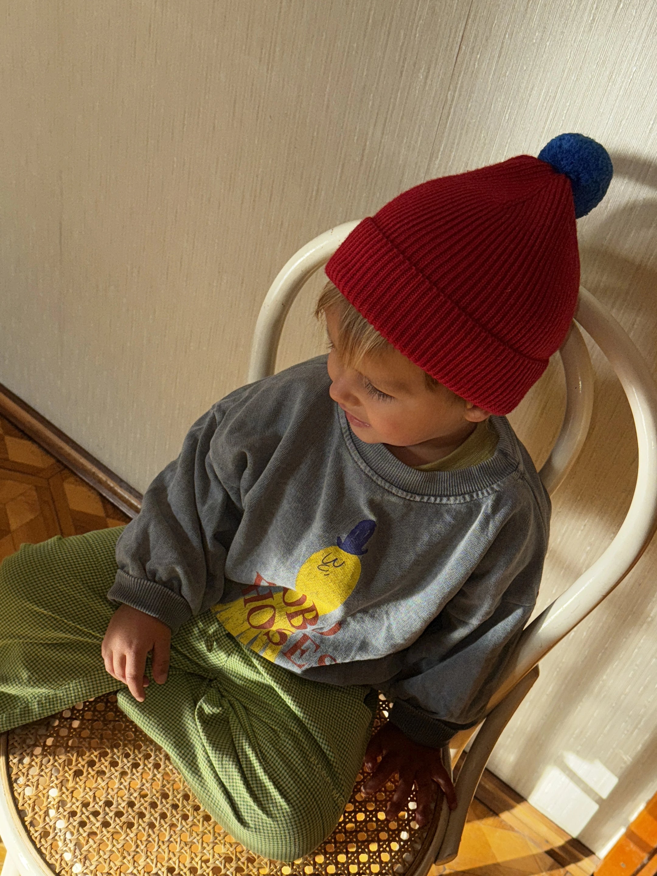 dziecięca wełniana czapka merino beanie czerwona cherry pop wool hat chłopiec stylizacja spodnie matcha green