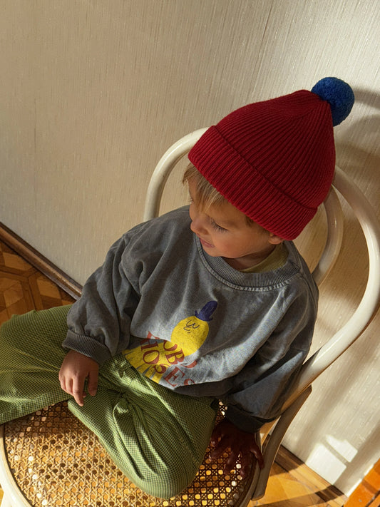 dziecięca wełniana czapka merino beanie czerwona cherry pop wool hat chłopiec stylizacja spodnie matcha green