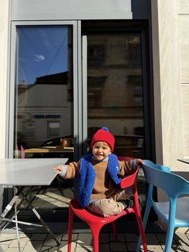 dziecięca wełniana czapka merino beanie czerwona cherry pop wool hat chłopiec outfit kamizelka 