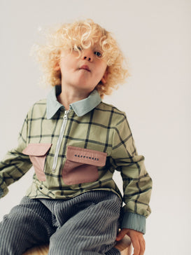 [Leo ma 98 cm wzrostu i nosi koszulę w rozmiarze 3-4 lata] koszula dziecięca w kratę bawełniana zielona misty green vichy chłopiec model dziecko spodnie sztruksowe stylizacja