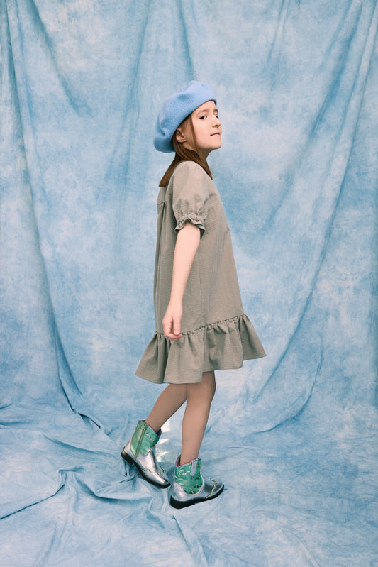 dziecięca sukienka w kratę vichy foggy brown z falbanką beret dziewczynka modelka