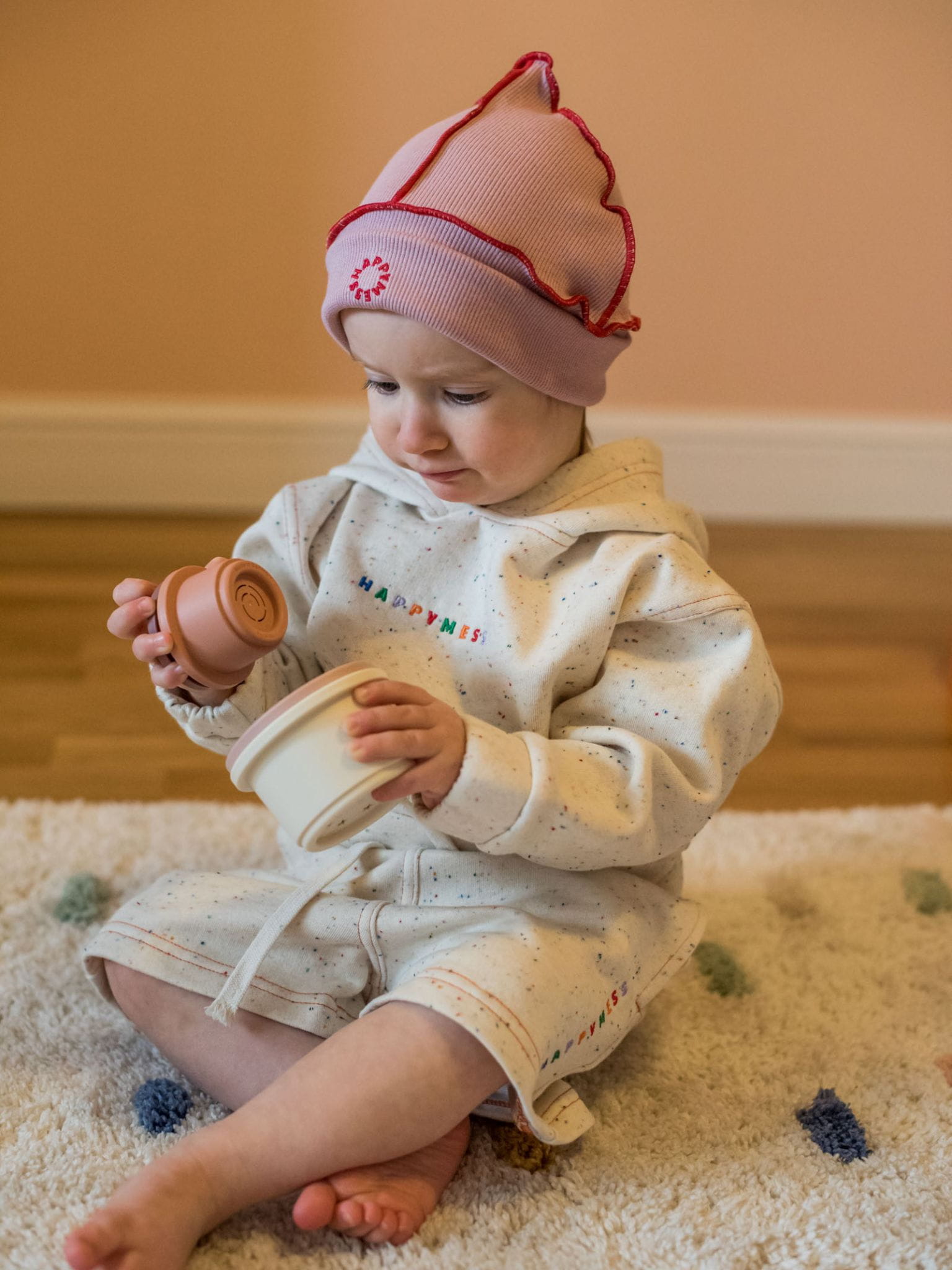 dziecięca czapka beanie bawełniana różowa cherry blossom czerwone detale cotton hat dziecko stylizacja bluza szorty confetti