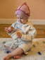 dziecięca czapka beanie bawełniana różowa cherry blossom czerwone detale cotton hat dziecko stylizacja bluza szorty confetti