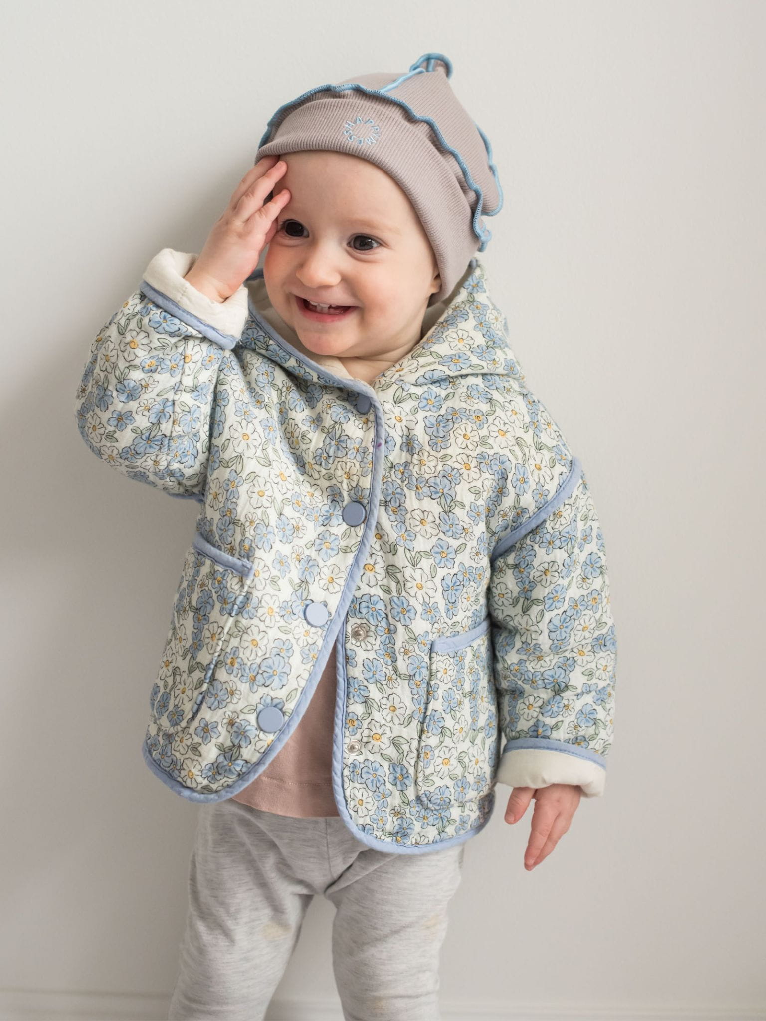 dziecięca czapka beanie bawełniana blue fog szara niebieskie detale cotton hat dziecko stylizacja dziewczynka