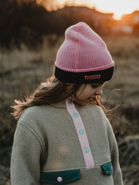 dziecięca wełniana czapka beanie merino dwustronna czarna różowa forrest berry wool hat dziewczynka kurtka stylizacja 