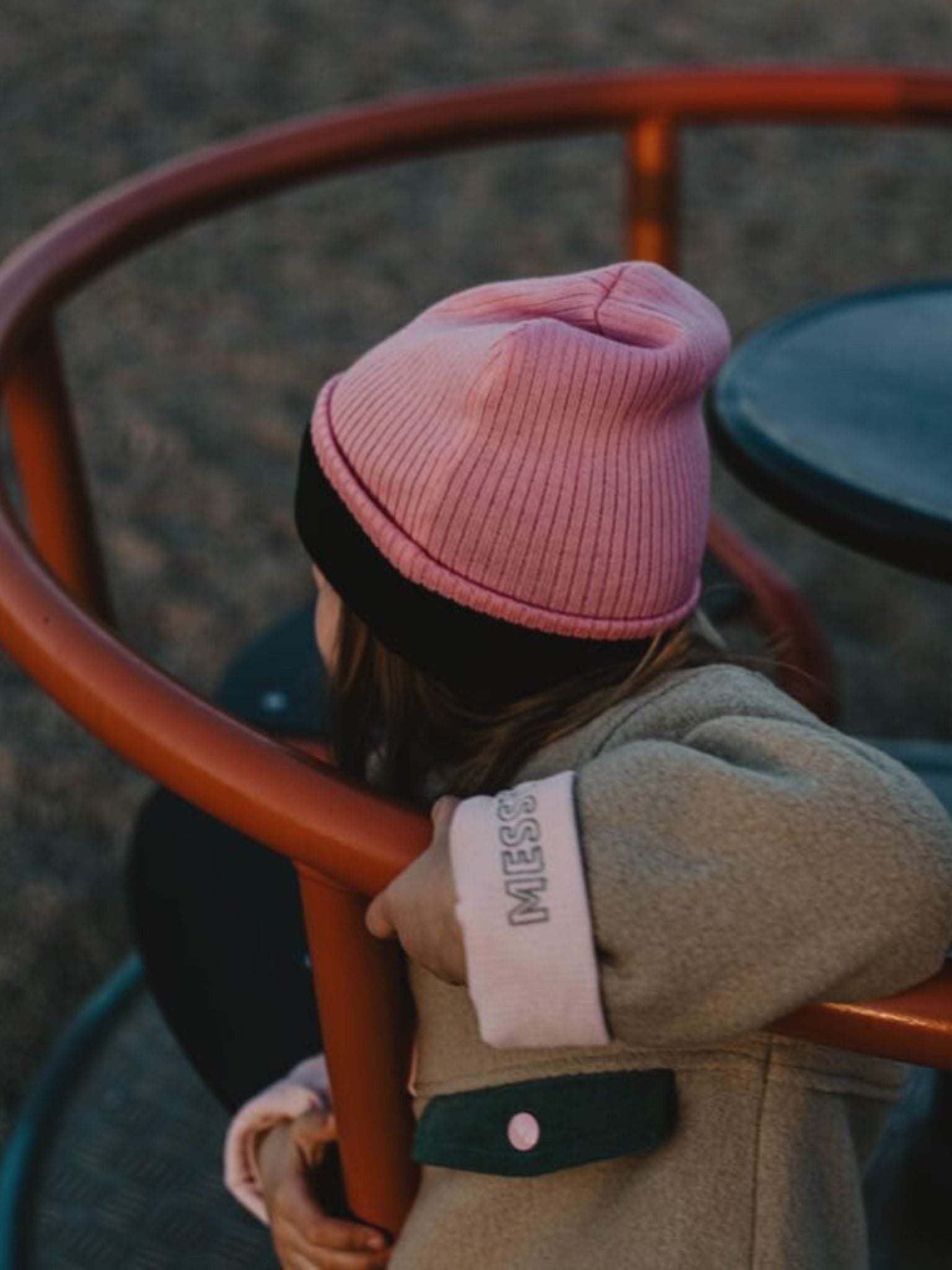 dziecięca wełniana czapka beanie merino dwustronna czarna różowa forrest berry wool hat dziecko outfit stylizacja kurtka 