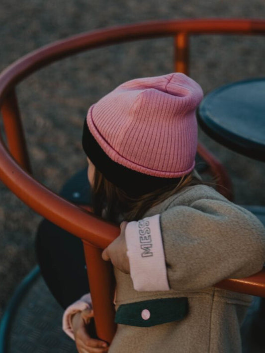 dziecięca wełniana czapka beanie merino dwustronna czarna różowa forrest berry wool hat dziecko outfit stylizacja kurtka 