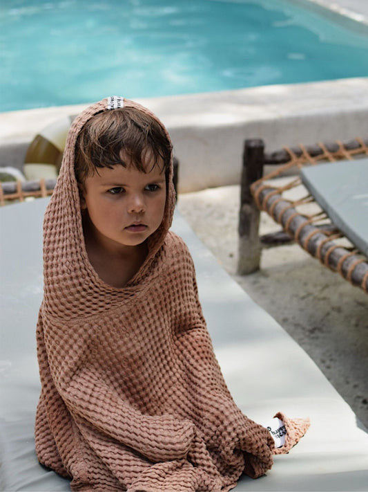 [Jasiu ma 113 cm wzrostu i nosi ponczo w rozmiarze 3-6 lat] ponczo waflowe dzieciece lniane kąpielowe cinnamon beżowe poncho dziecko chłopiec basen