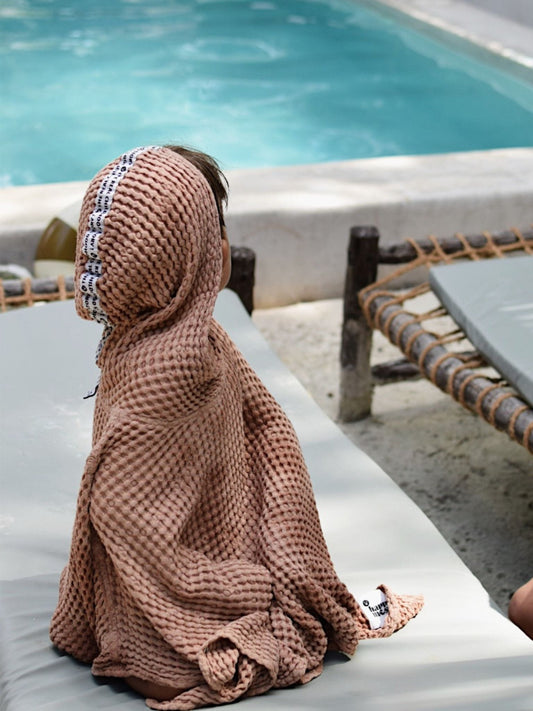 [Jasiu ma 113 cm wzrostu i nosi ponczo w rozmiarze 3-6 lat] ponczo waflowe dzieciece lniane kąpielowe cinnamon beżowe poncho chłopiec dziecko basen wakacje