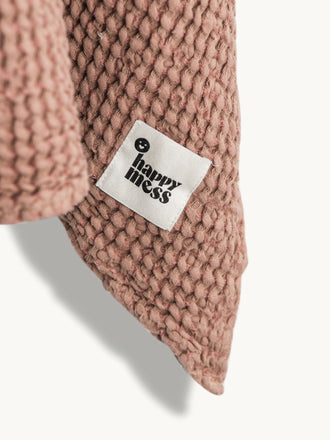 ponczo waflowe dzieciece lniane kąpielowe cinnamon beżowe poncho detal logo