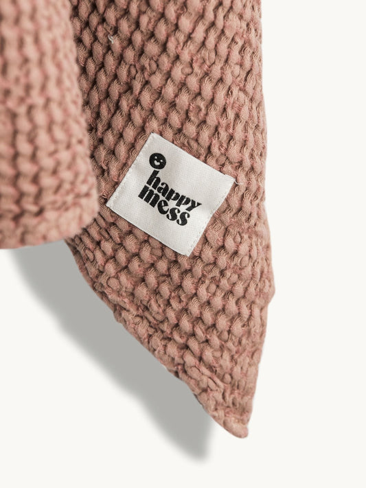 ponczo waflowe dzieciece lniane kąpielowe cinnamon beżowe poncho detal logo