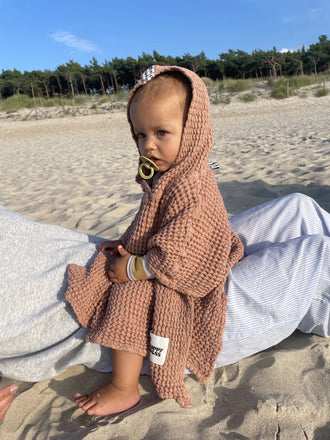 [Todzio ma 8 miesięcy i nosi rozmiar 1-3 lata] ponczo waflowe dzieciece lniane kąpielowe cinnamon beżowe poncho dziecko plaża
