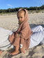 [pl][Model ma 8 miesięcy i nosi rozmiar 1-3 lata] [en][The model is 8 months old and wears a size for 1–3 year] [de][Das Model ist 8 Monate alt und trägt die Größe 1–3 Jahre]  ponczo waflowe dzieciece lniane kąpielowe cinnamon beżowe poncho dziecko plaża