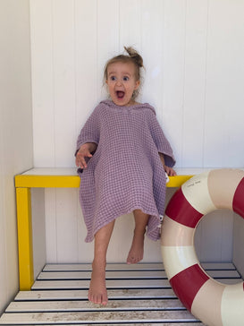 [Laura ma 4 lata, 108 cm wzrostu i nosi ponczo w rozmiarze 3-6 lat] waflowe ponczo kąpielowe dziecięce lniane lavender lawendowe dziecko dziewczynka